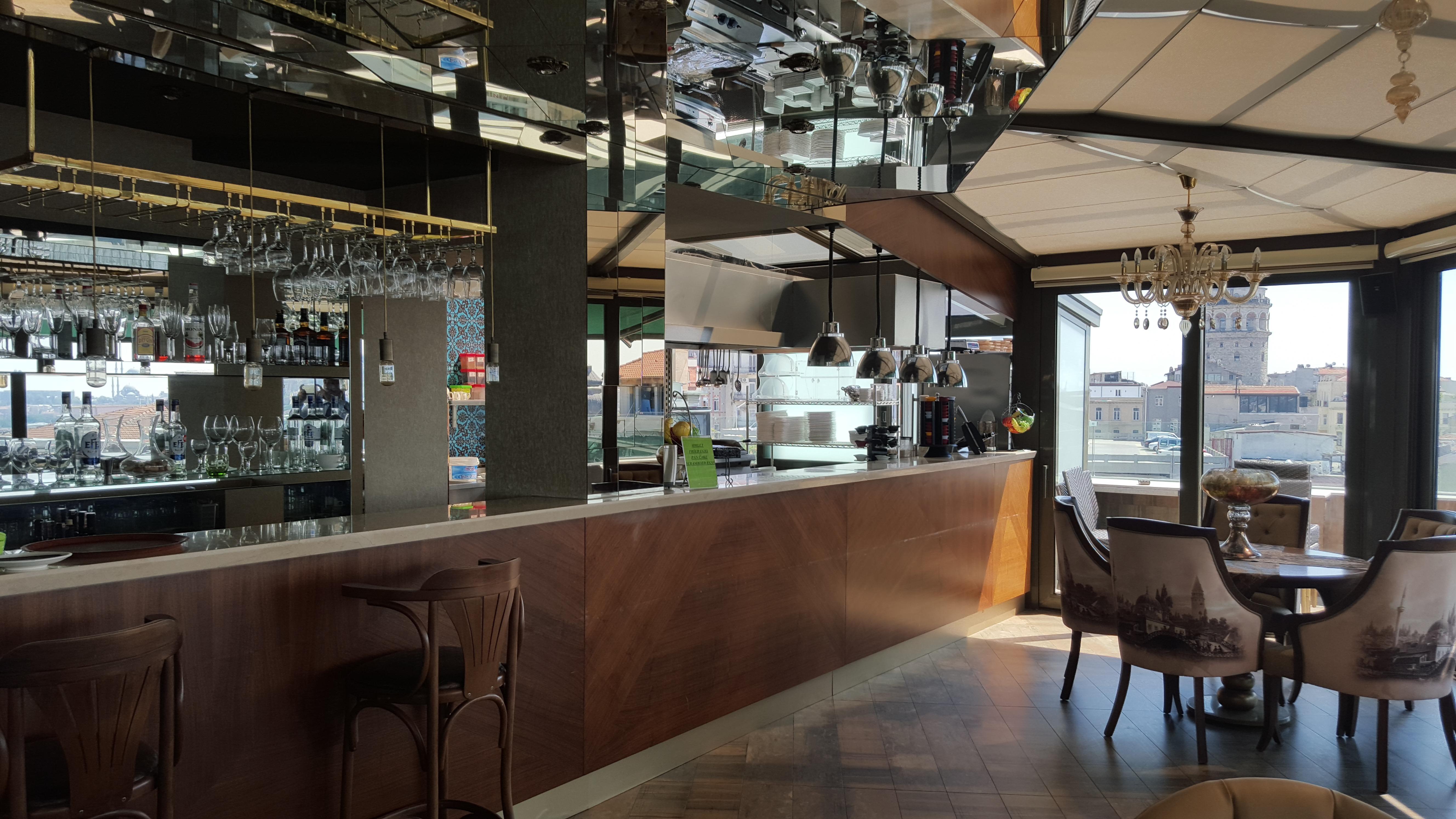 Daru Sultan Hotels Galata Istanbul Exterior foto The bar at the restaurant