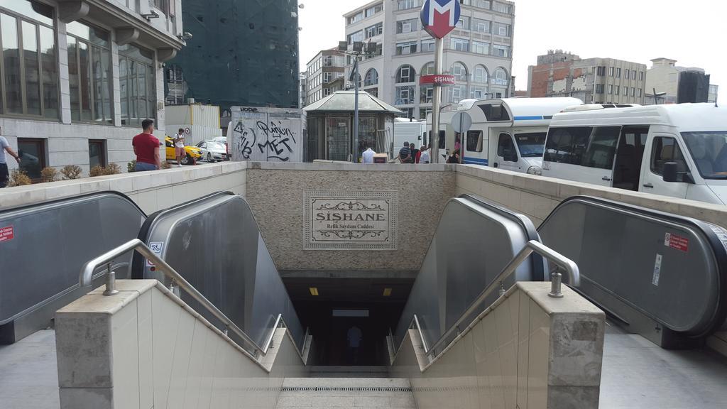 Daru Sultan Hotels Galata Istanbul Exterior foto Entrance of the station